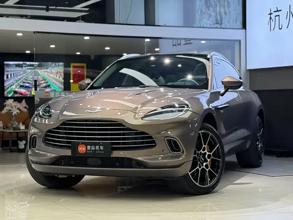 Aston Martin DBX — фото 1