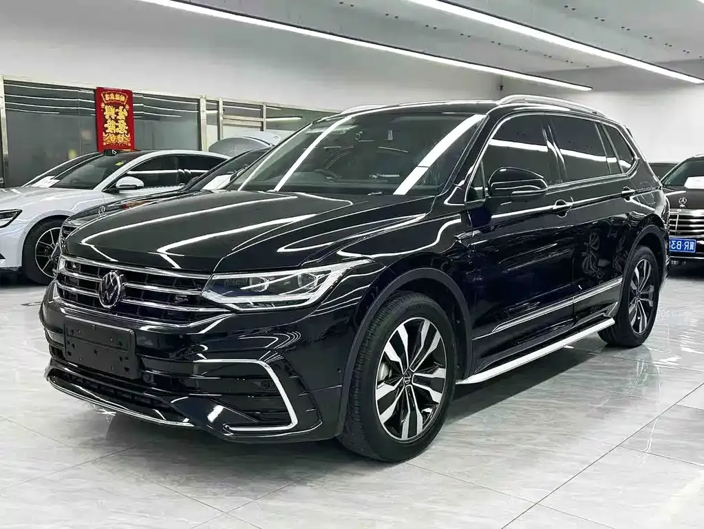 Volkswagen Tiguan L — фото 1