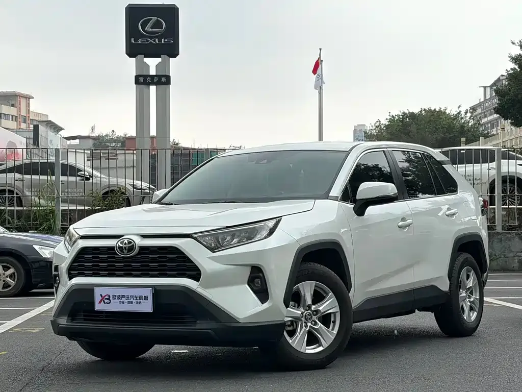 Toyota RAV4 — фото 1