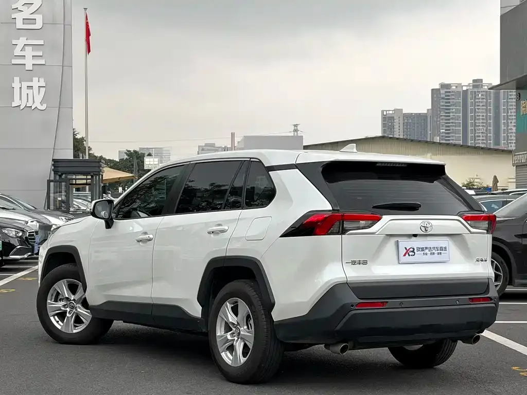 Toyota RAV4 — фото 8