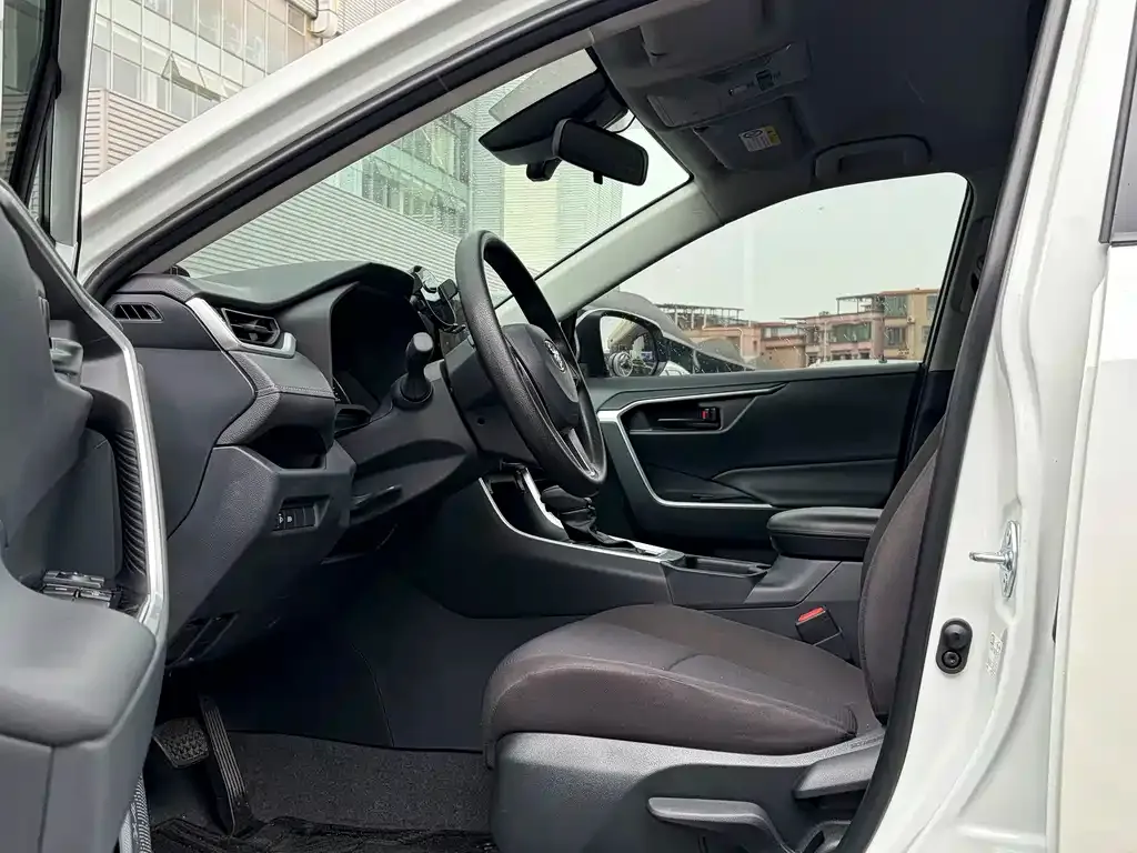 Toyota RAV4 — фото 3
