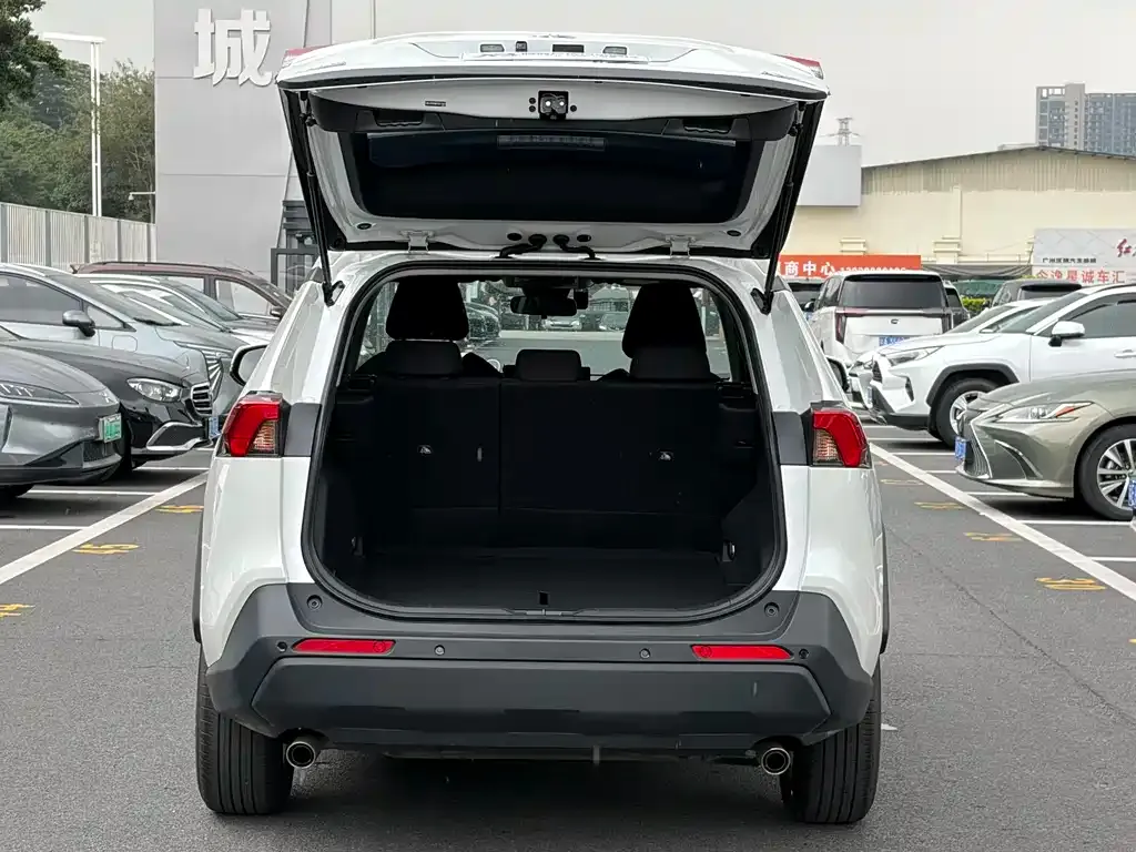 Toyota RAV4 — фото 7