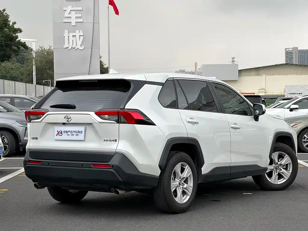 Toyota RAV4 — фото 4