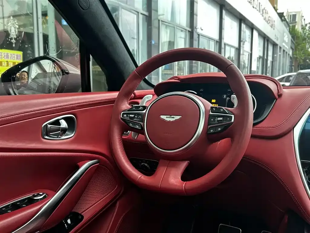 Aston Martin DBX — фото 7