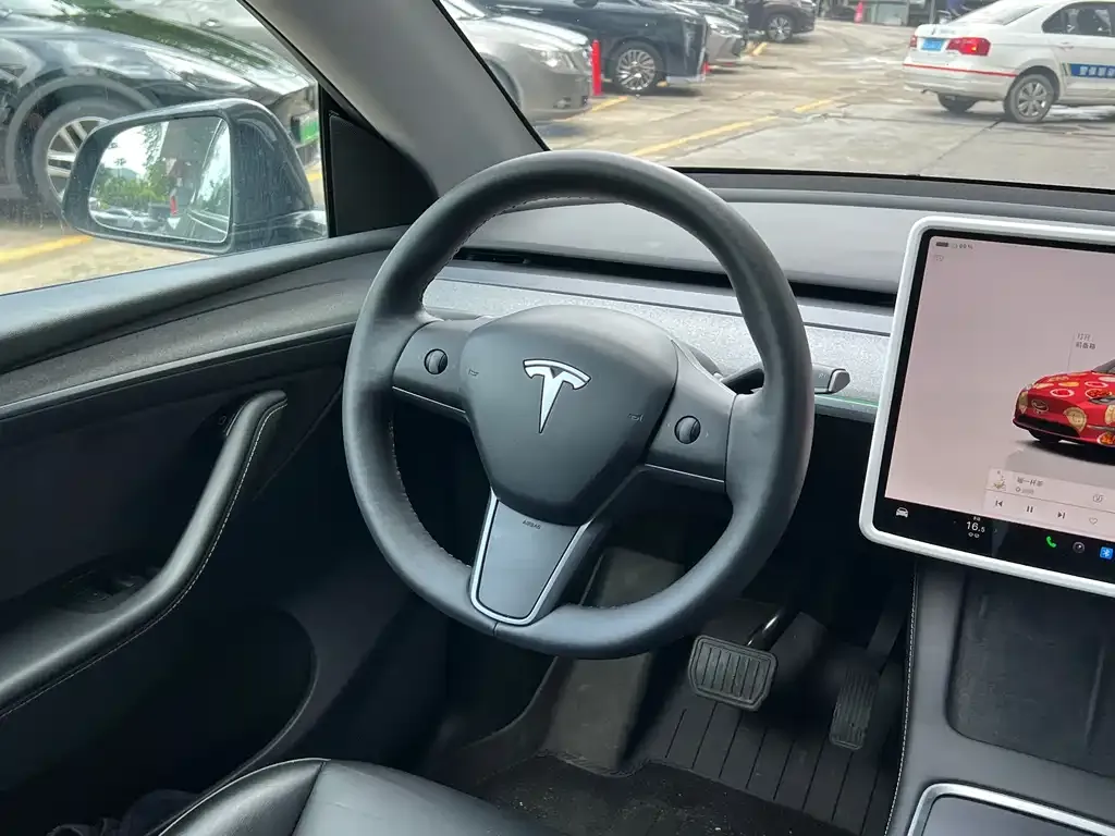 Tesla Model Y — фото 9