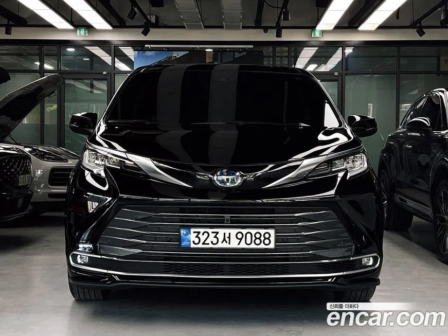 Toyota Sienna — фото 1