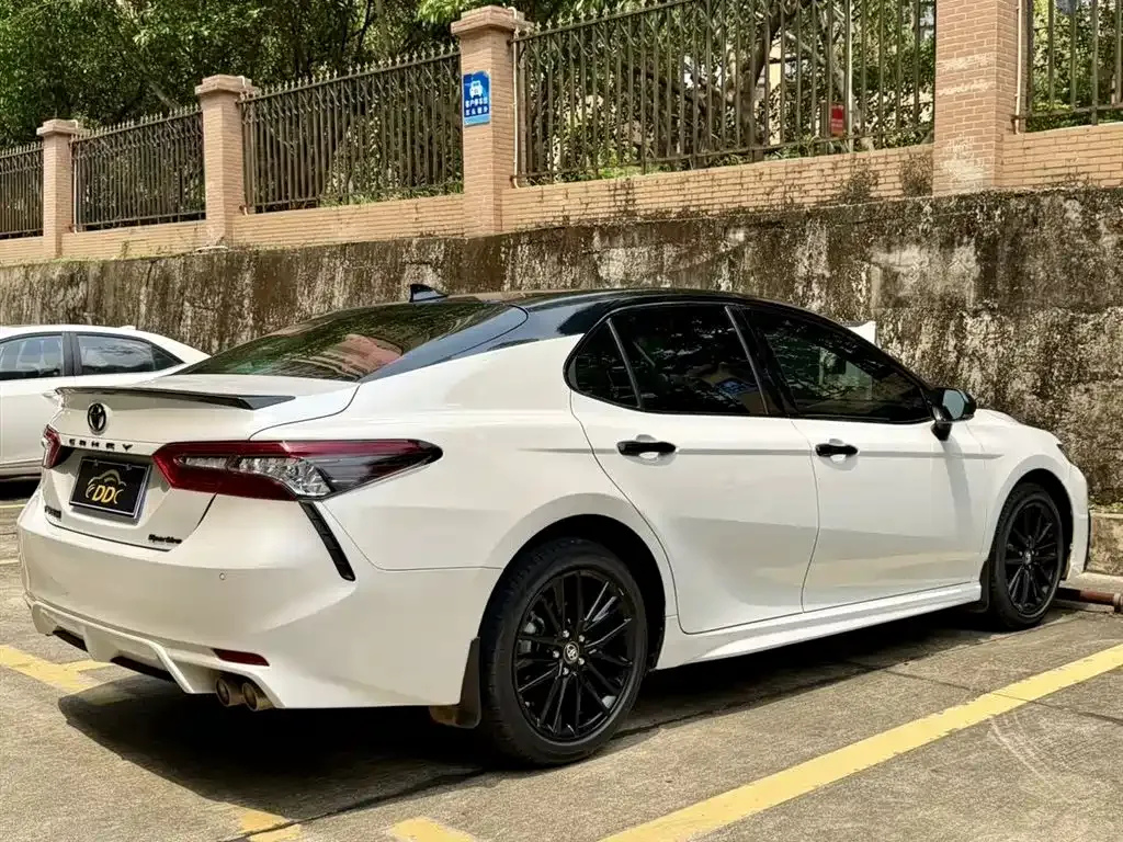 Toyota Camry — фото 9