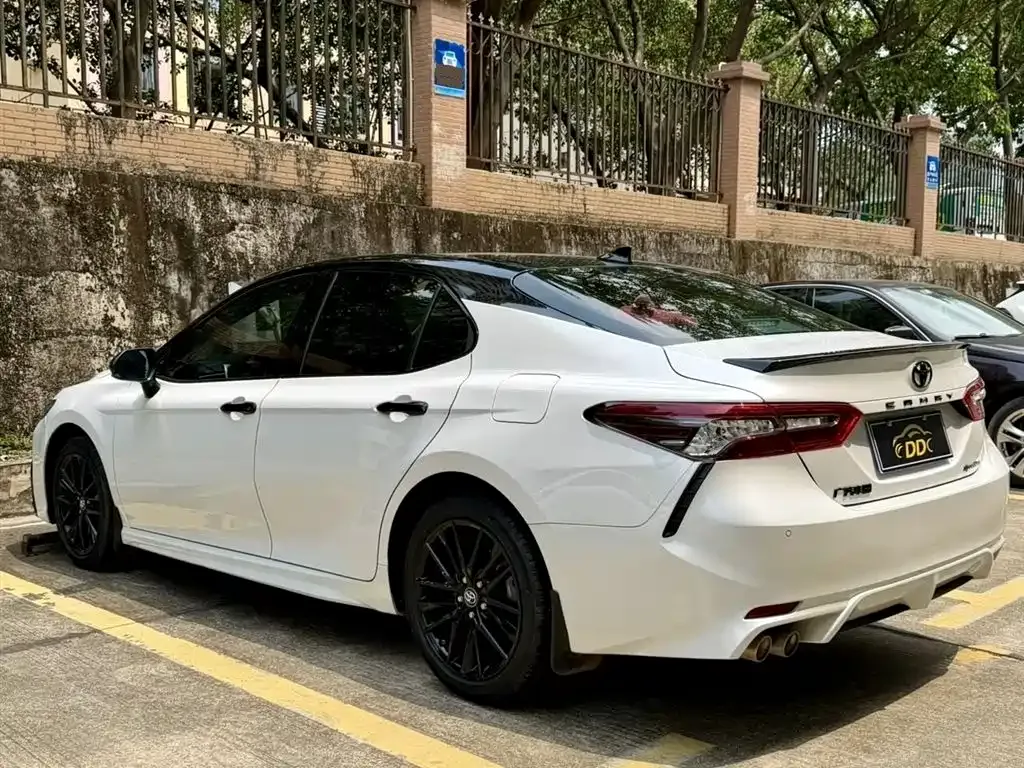 Toyota Camry — фото 8