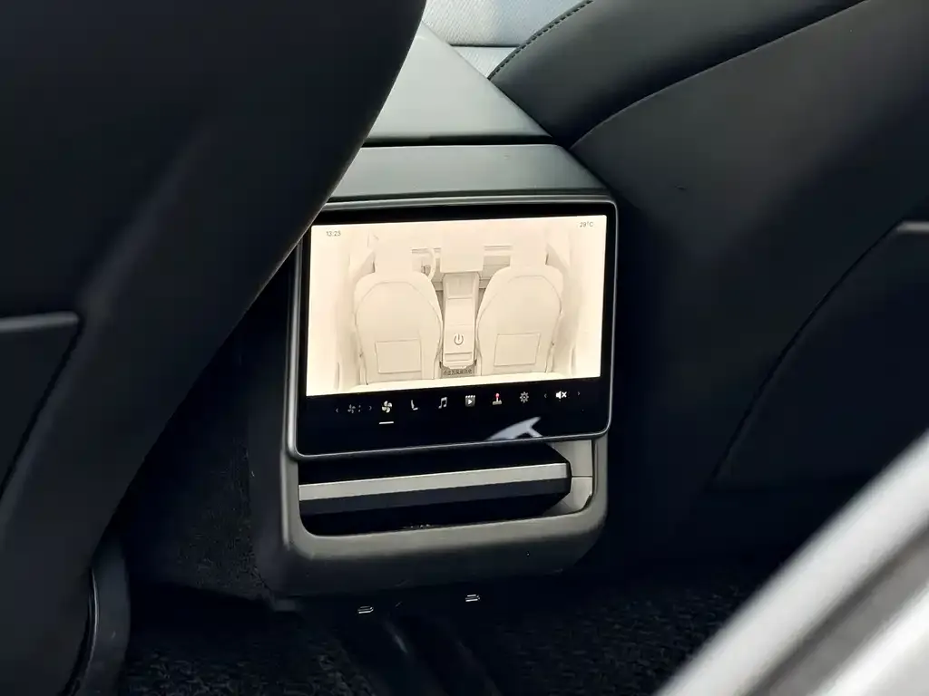 Tesla Model 3 — фото 7