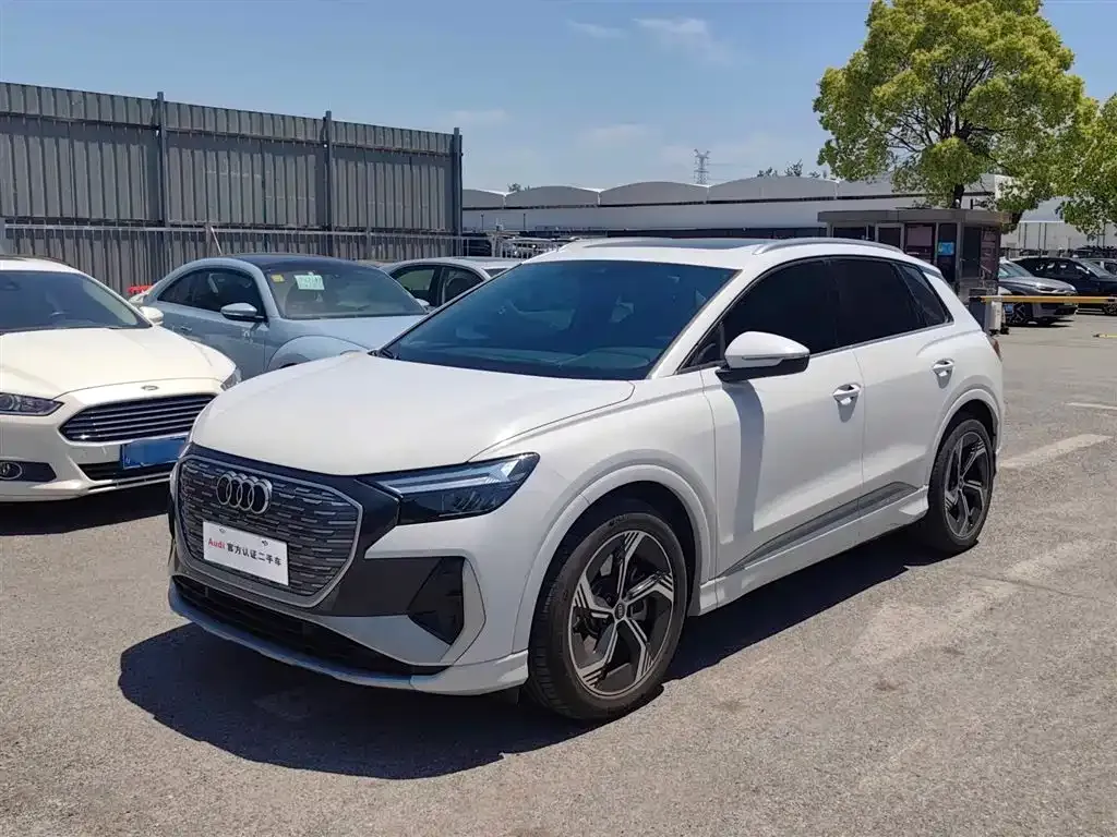 Audi Q4 e-tron — фото 1