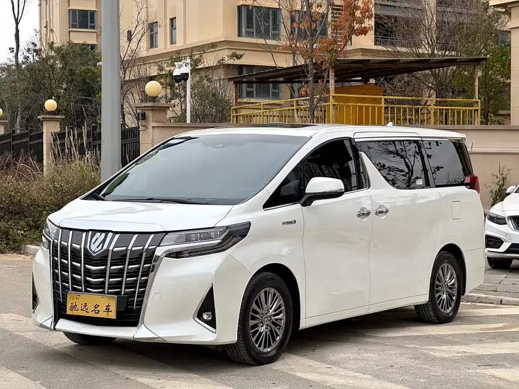 Toyota Alphard — фото 1