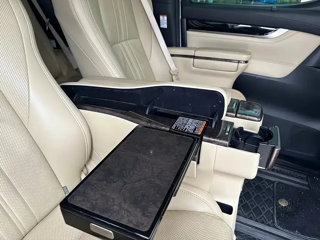 Toyota Alphard — фото 9