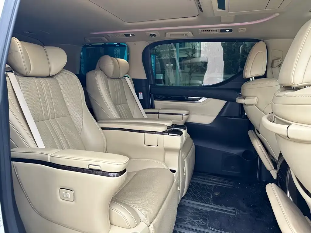Toyota Alphard — фото 4
