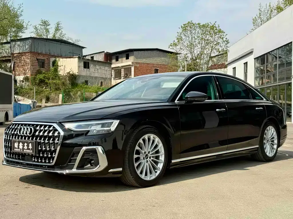 Audi A8 — фото 1