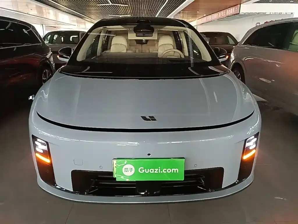 Li Auto i8 — фото 8