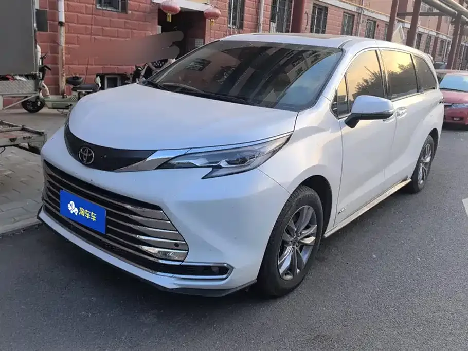 Toyota Sienna — фото 1