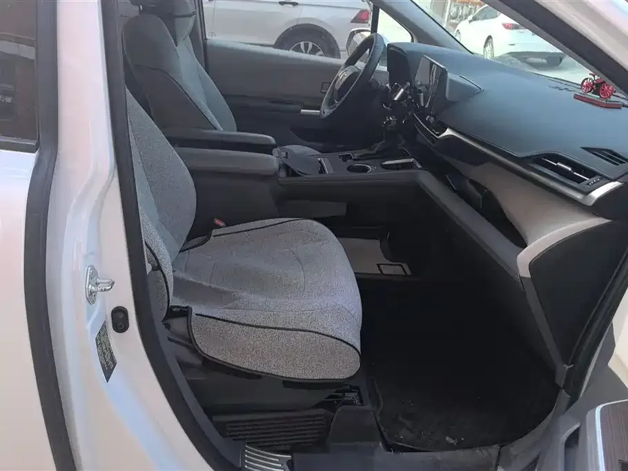 Toyota Sienna — фото 10