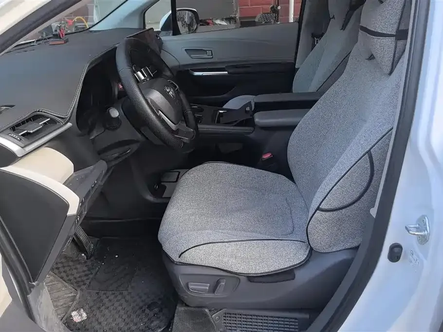 Toyota Sienna — фото 9