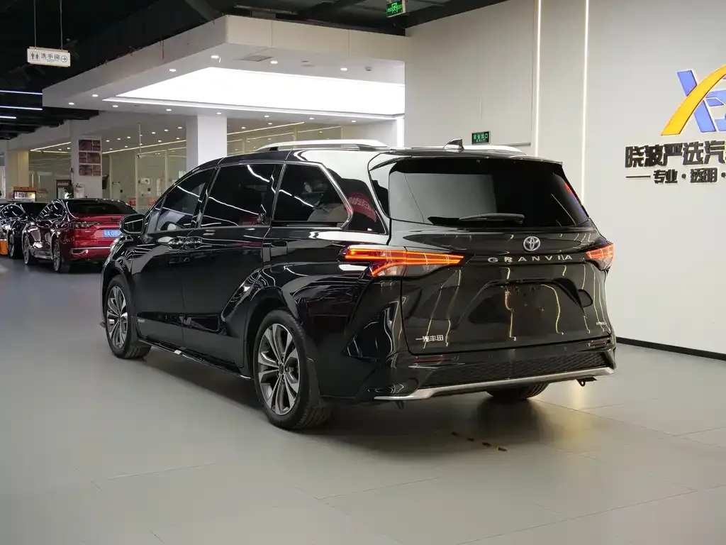 Toyota Granvia — фото 10