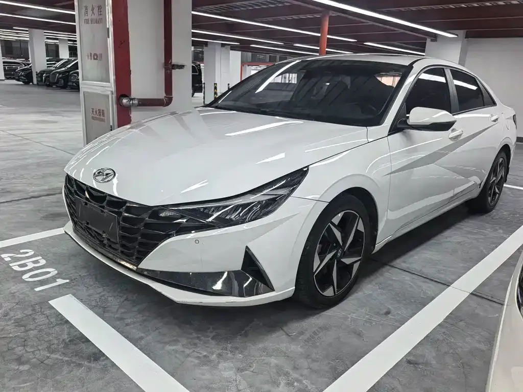 Hyundai Elantra — фото 1