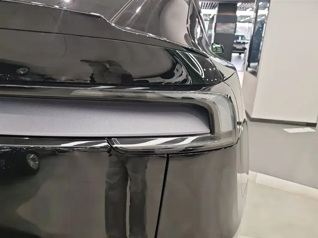 Tesla Model Y L — фото 9