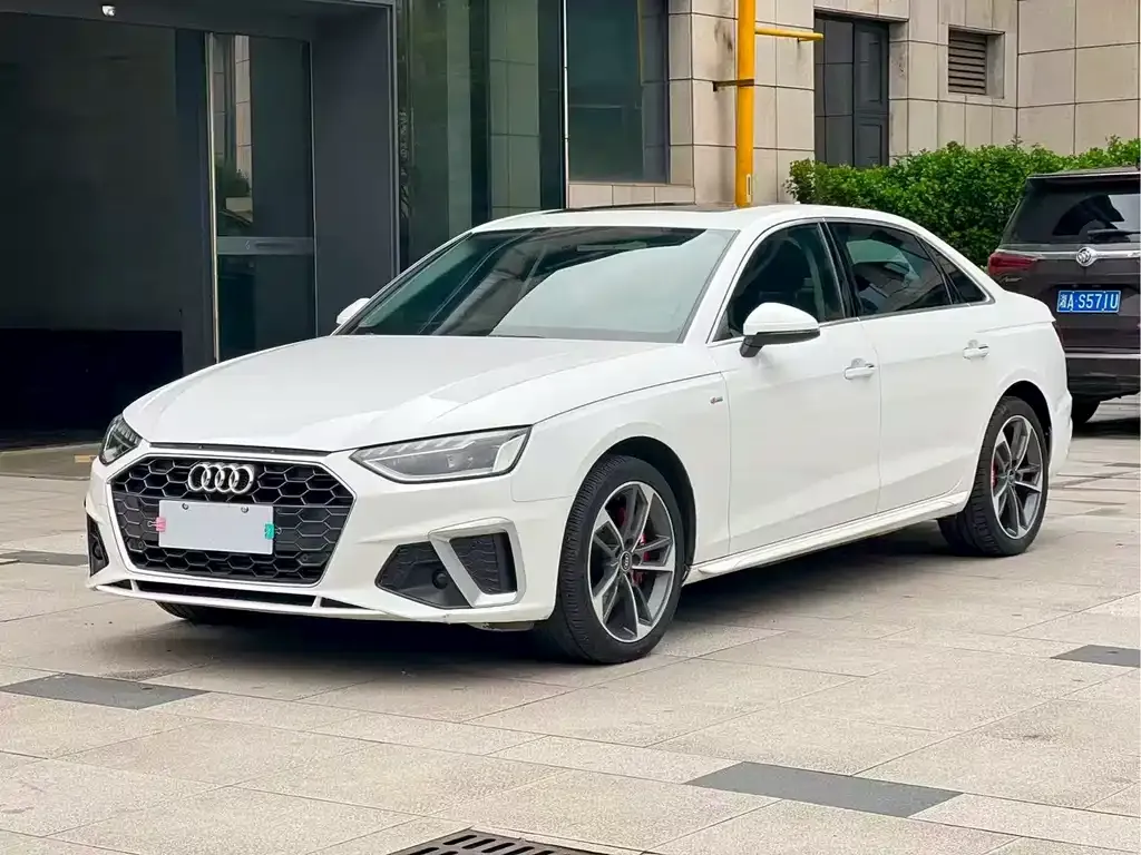 Audi A4L — фото 1