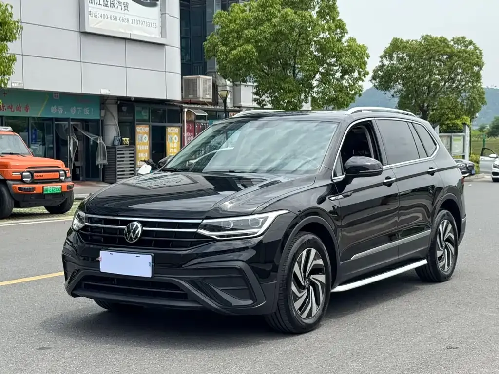 Volkswagen Tiguan L — фото 1