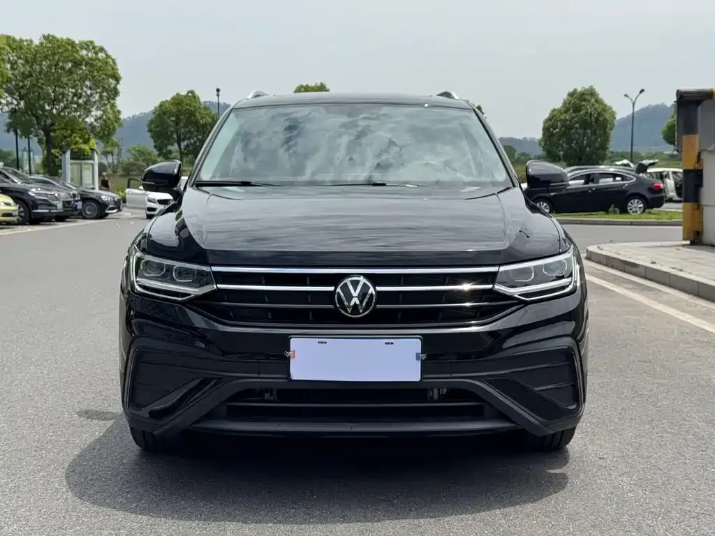 Volkswagen Tiguan L — фото 10
