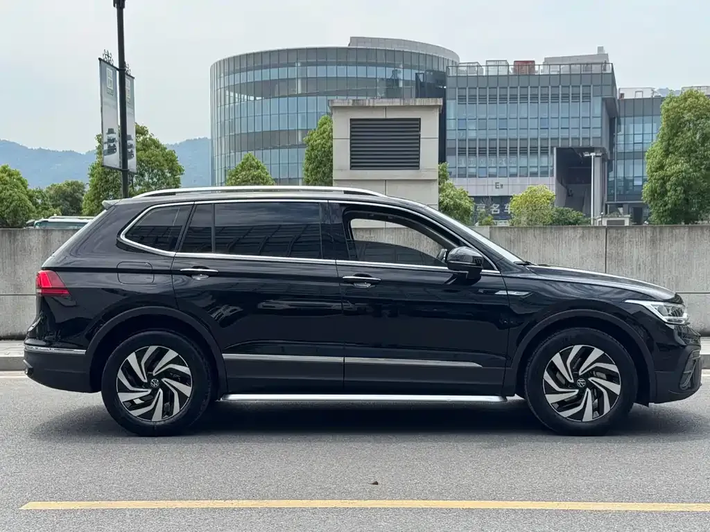 Volkswagen Tiguan L — фото 7