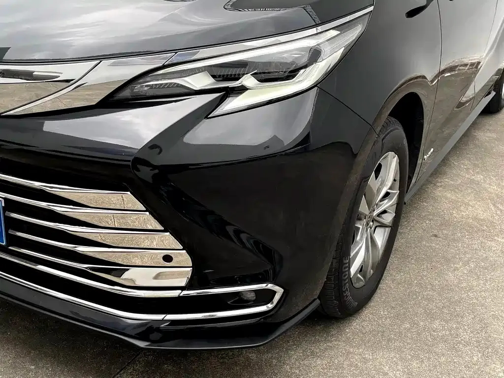 Toyota Sienna — фото 10
