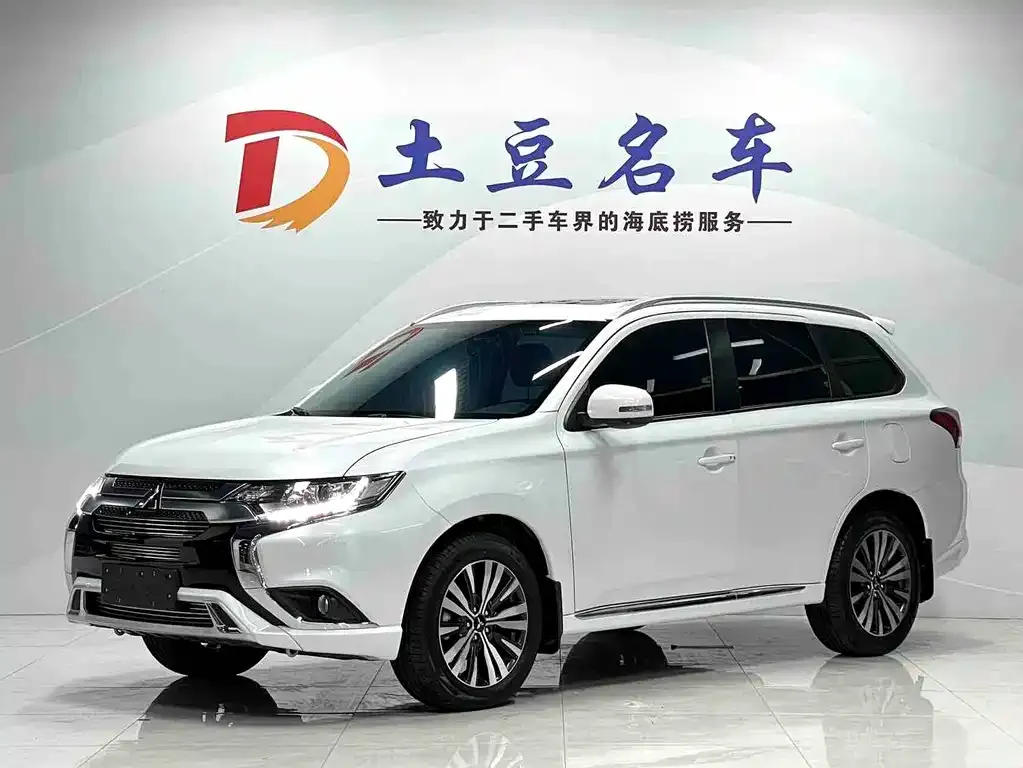 Mitsubishi Outlander — фото 1