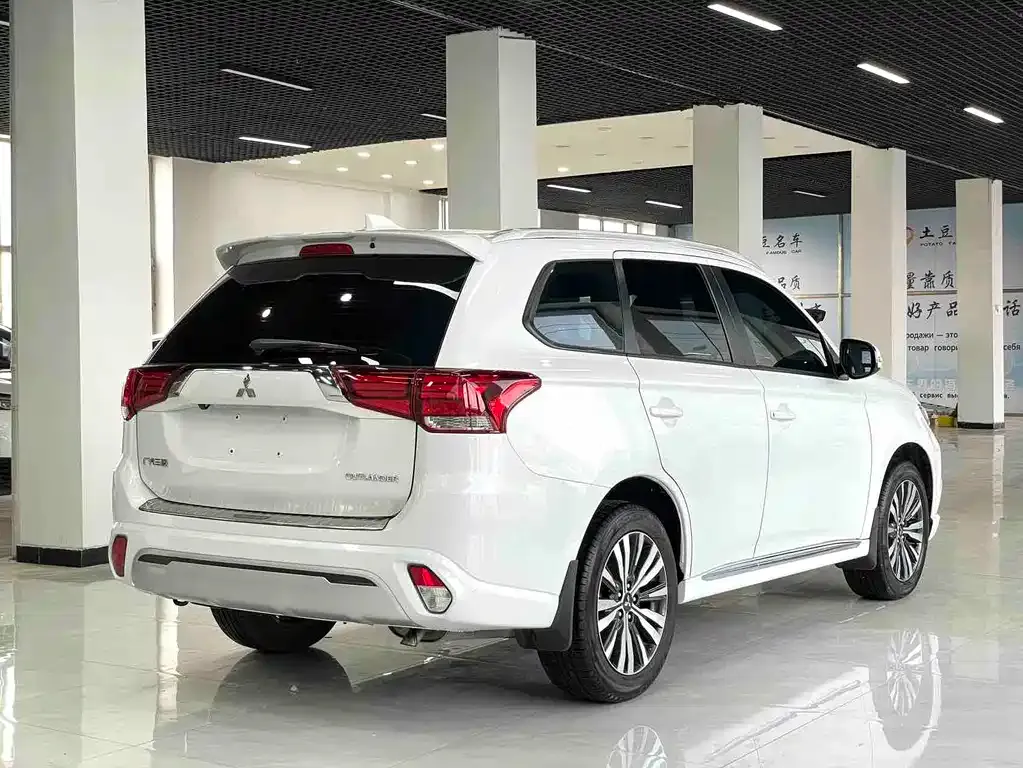 Mitsubishi Outlander — фото 10