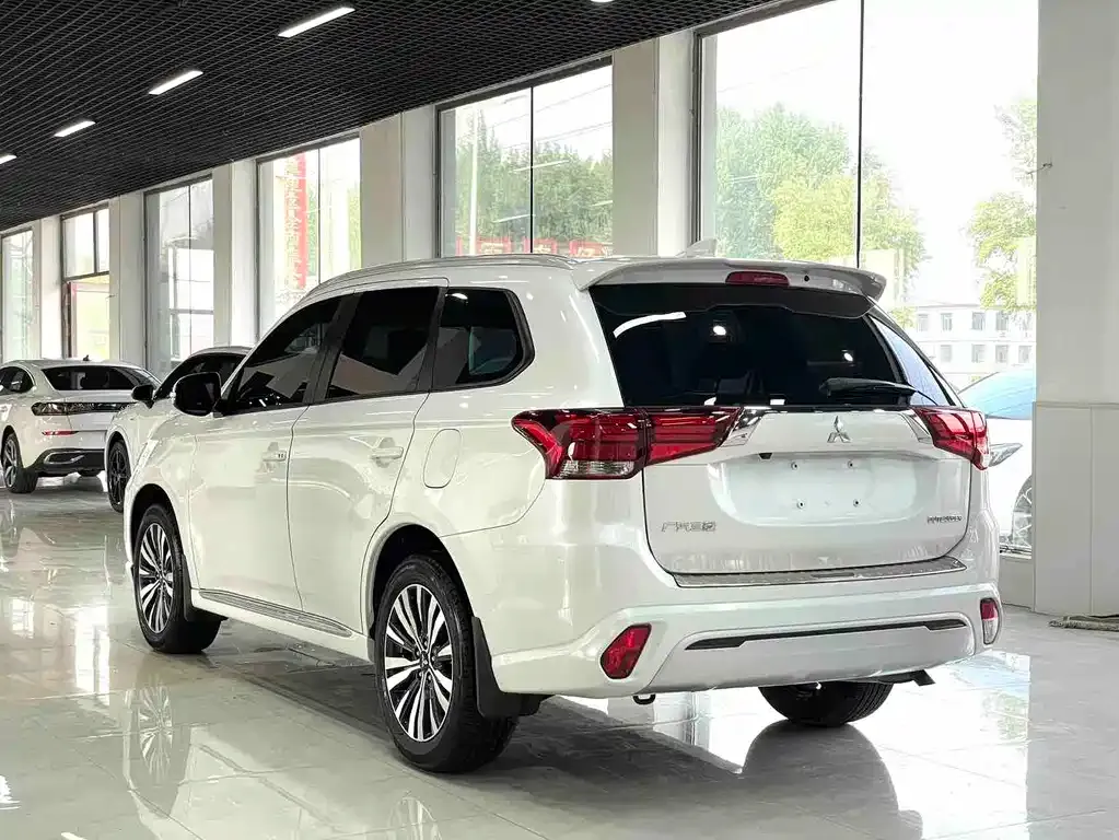 Mitsubishi Outlander — фото 7