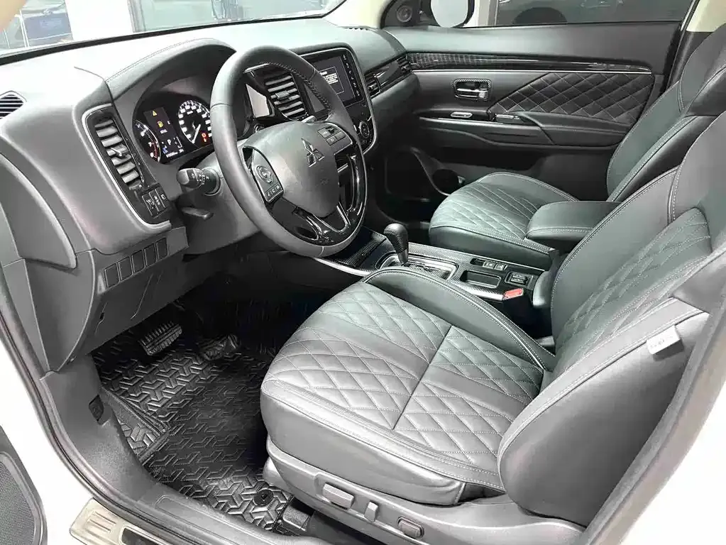 Mitsubishi Outlander — фото 8