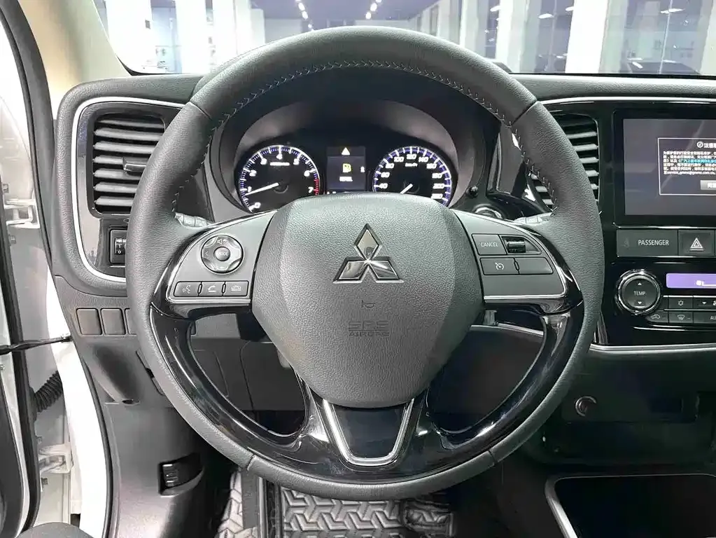 Mitsubishi Outlander — фото 9