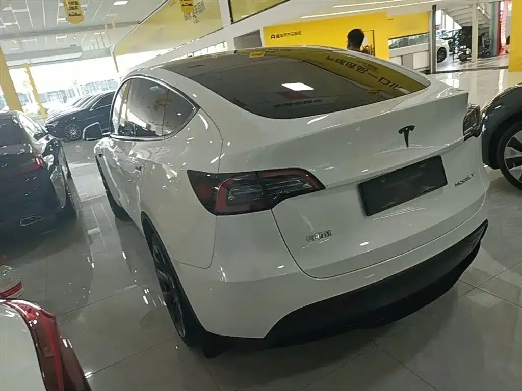 Tesla Model Y — фото 10