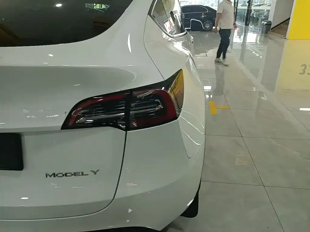 Tesla Model Y — фото 3