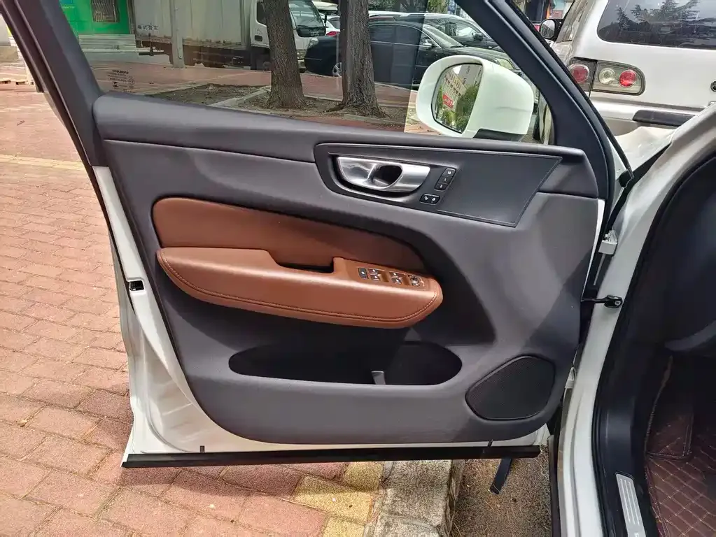 Volvo XC60 2023 из CN, фото 10