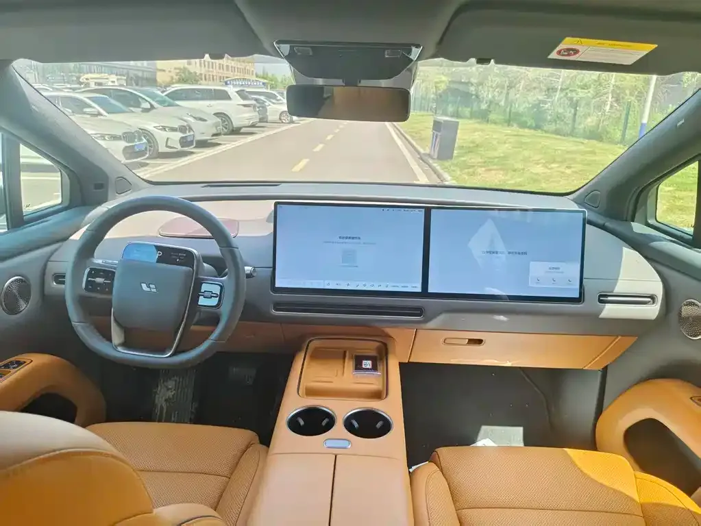 Li Auto i8 — фото 9