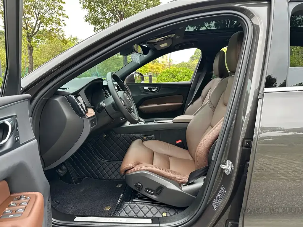 Volvo XC60 2024 из CN, фото 3