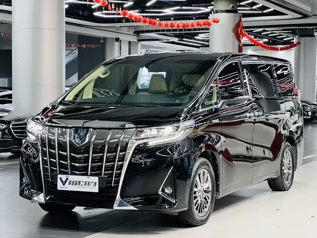 Toyota Alphard — фото 1