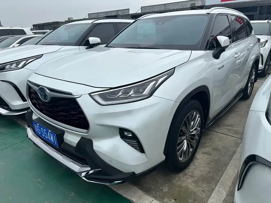 Toyota Highlander — фото 1