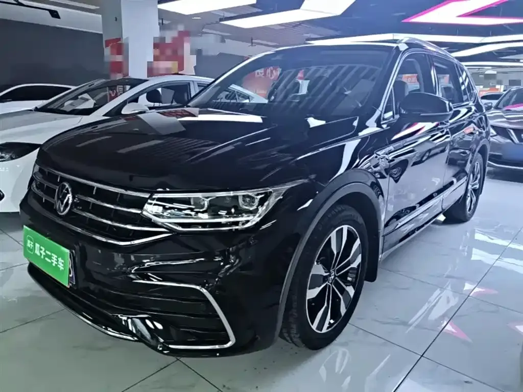 Volkswagen Tiguan L — фото 1