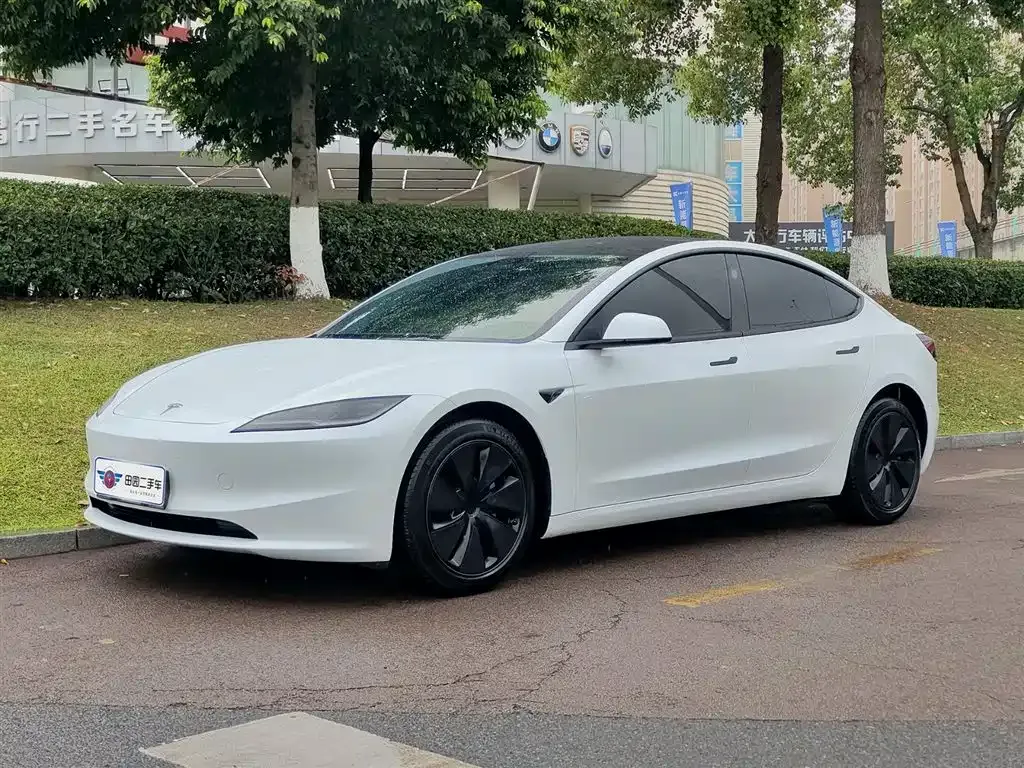 Tesla Model 3 — фото 1
