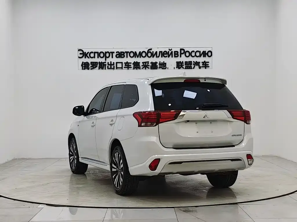 Mitsubishi Outlander — фото 5