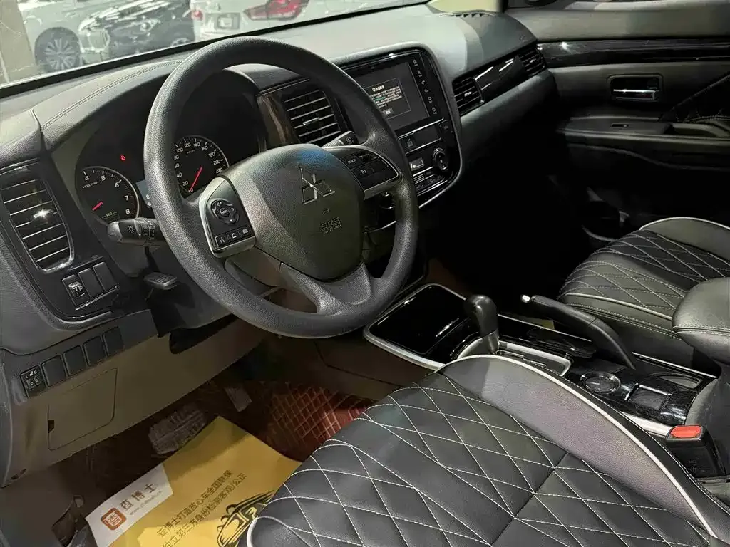 Mitsubishi Outlander 2022 из CN, фото 8