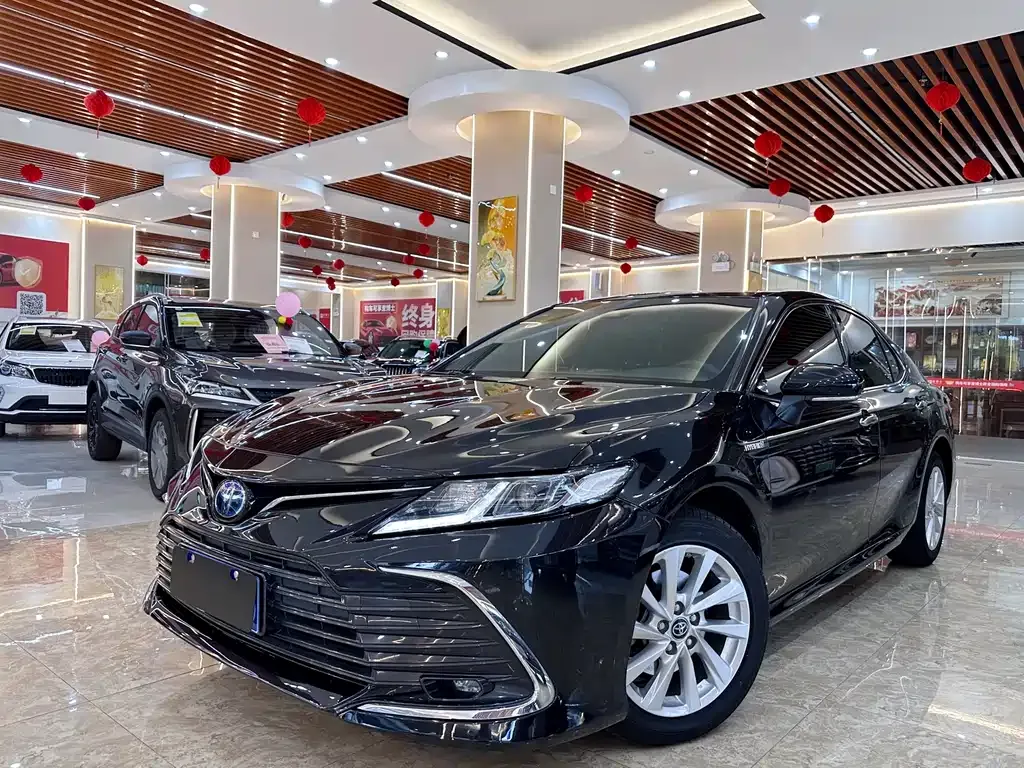 Toyota Camry — фото 1