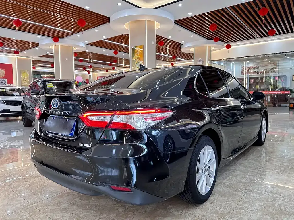 Toyota Camry — фото 8