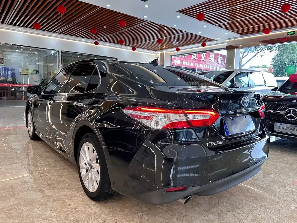 Toyota Camry — фото 6