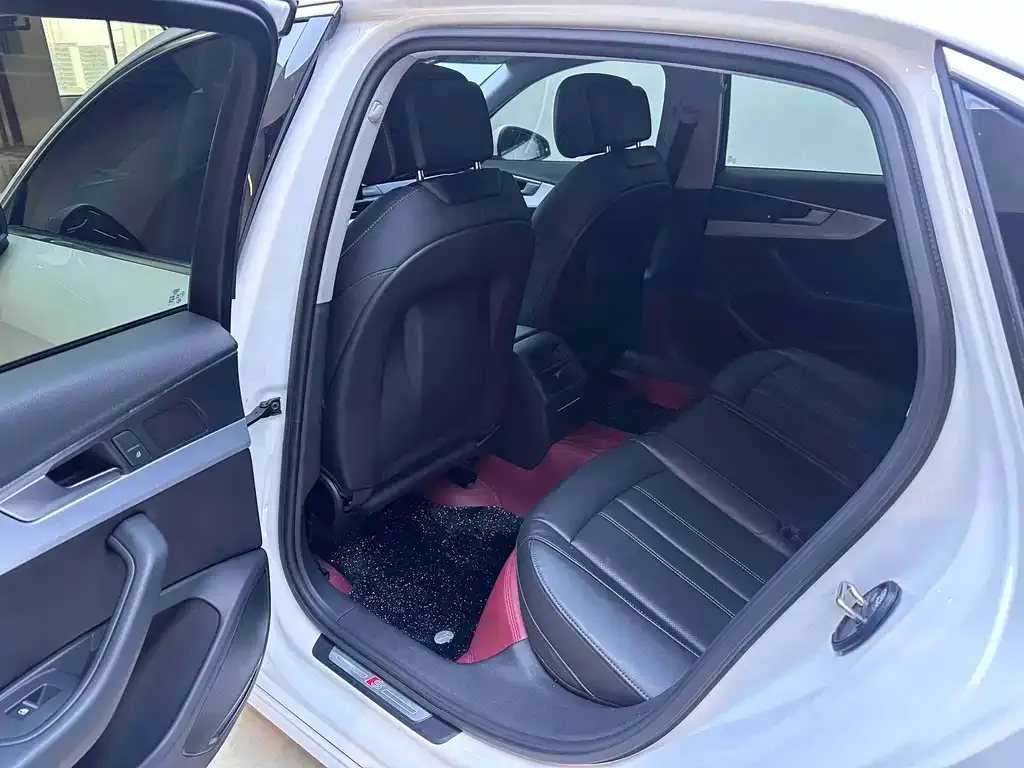 Audi A4L 2022 из CN, фото 6